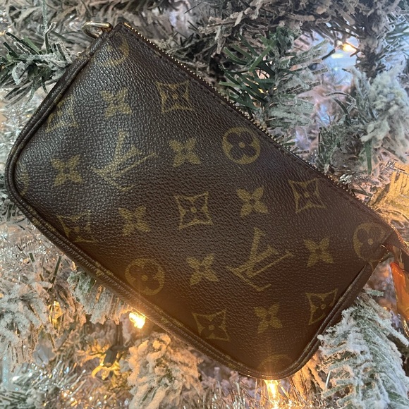 Louis Vuitton Monogram Pochette - Picture 3 of 5